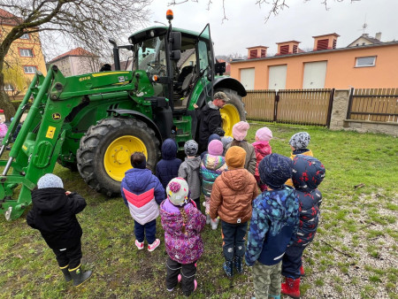 Na zahradu nám přijel traktor